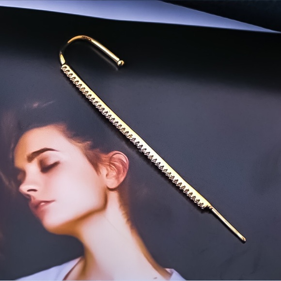 ⚜️[𝟯/$𝟭𝟴]⚜️NEW CZ Gold Bar Posh Ear Hook Crawler Earring - Picture 4 of 10